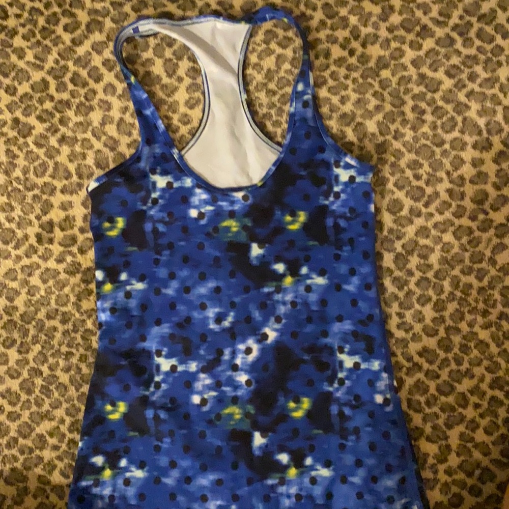Lululemon tank size 4 in perfect condition
